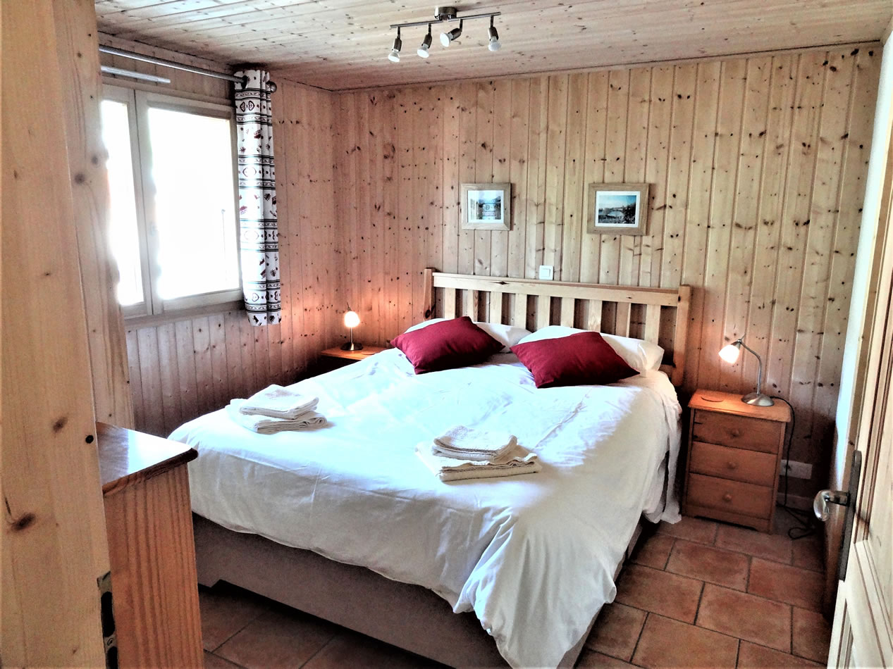 Chalet Chanterelle lower floor kingsize bedroom with en-suite